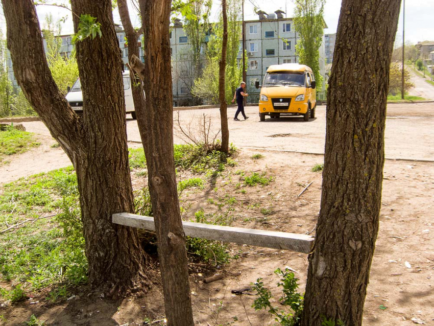 Ну почему в Камышине скамейки только для центральных улиц, а чуть в квартал войди  - ужасные самоделки?