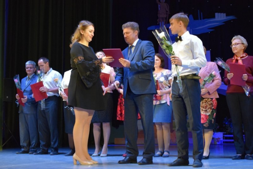 Водопад поздравлений для камышинских учителей - новаторов, лауреатов, героев городских книг, досок Почета и... новоселов!