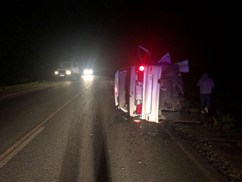На дороге перевернулся люксовый микроавтобус - авария убила одну из пассажирок
