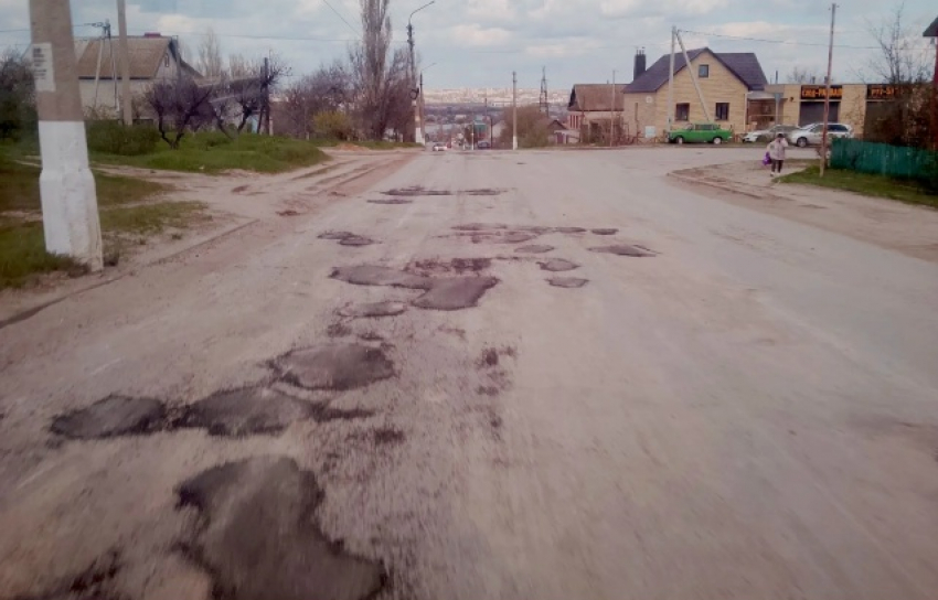 В Камышине водители, измученные «дырявыми» дорогами, призывают демонстративно перекрывать самые опасные участки