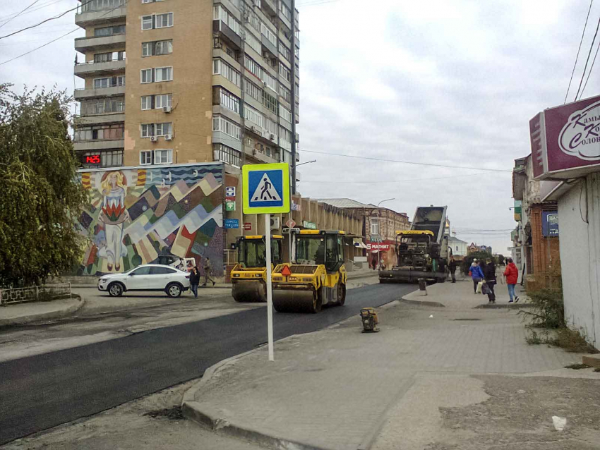 Горемычную улицу Октябрьскую в Камышине опять перекрыли и асфальтируют