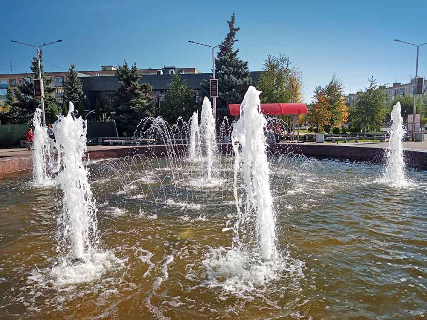 В Камышине в солнечную субботу 8 октября вернули лето - запустили фонтаны