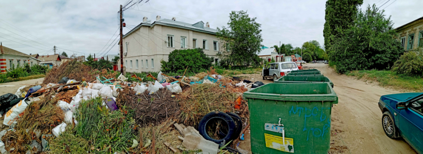 Компания по вывозу мусора решила заняться улицей Лазарева в Камышине «персонально"