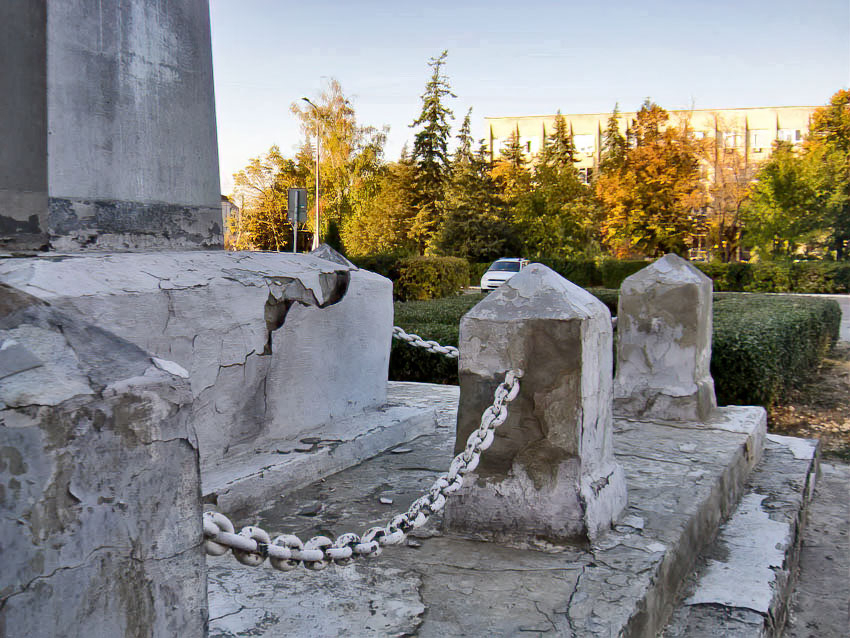 Власти Камышина осознали, что обшарпанный памятник на главной площади города будет вызывающе контрастировать с новой стелой 