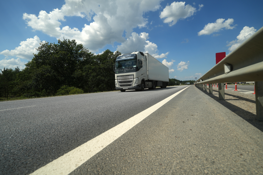 Как суд наказал водителя, взявшегося менять подложные регистрационные знаки на трассе между Камышином и Волгоградом