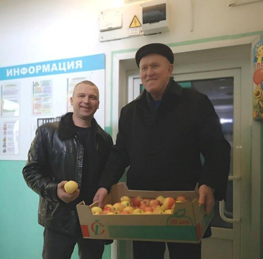 Спикер Камышинской городской думы Владимир Пономарев отметился с ящиком единороссовских витаминов