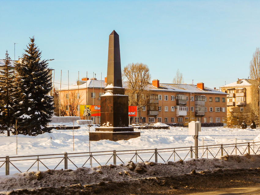 В Камышине новая памятная стела утопает в снегу, к ней не подойти перед 23 февраля