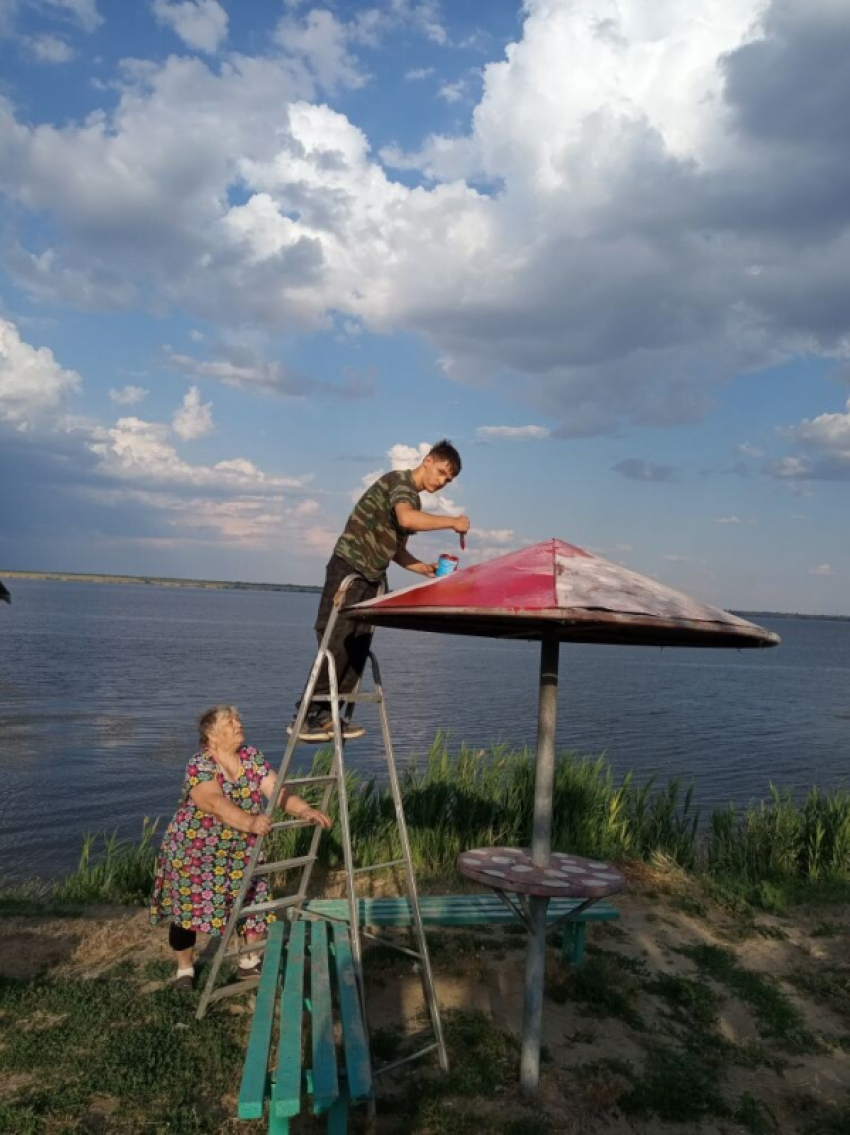 Простые жители села Антиповка Камышинского района по зову души решили покрасить «грибок» у Волги - для всех!