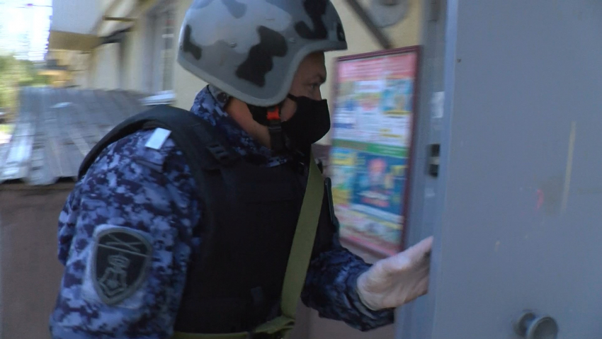 В Камышине росгвардейцы задержали «мачо", очистившего банковскую карту жены