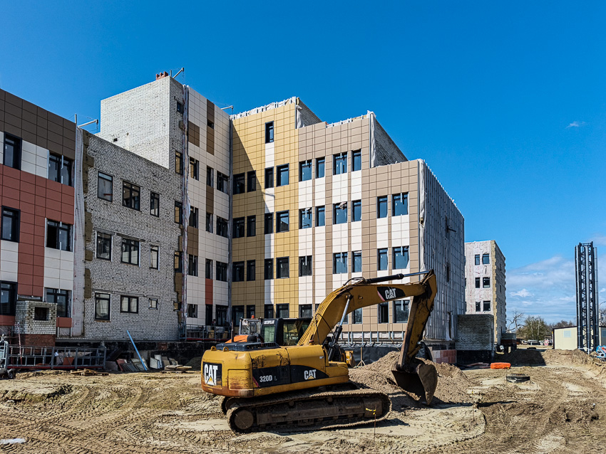 "Контур здания закрыт, вышли на благоустройство", - директор ООО «Трест 7» Алексей Кузнецов: сдать поликлинику в Камышине к концу лета реально
