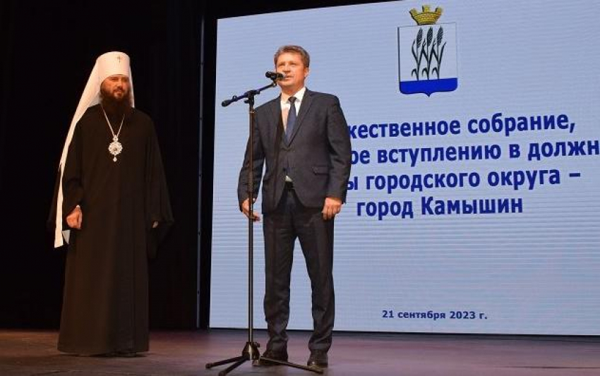 В Камышине телеграм-канал чиновников рассказывает, как в театре все горячо поздравляют Станислава Зинченко с переизбранием главой на новый срок