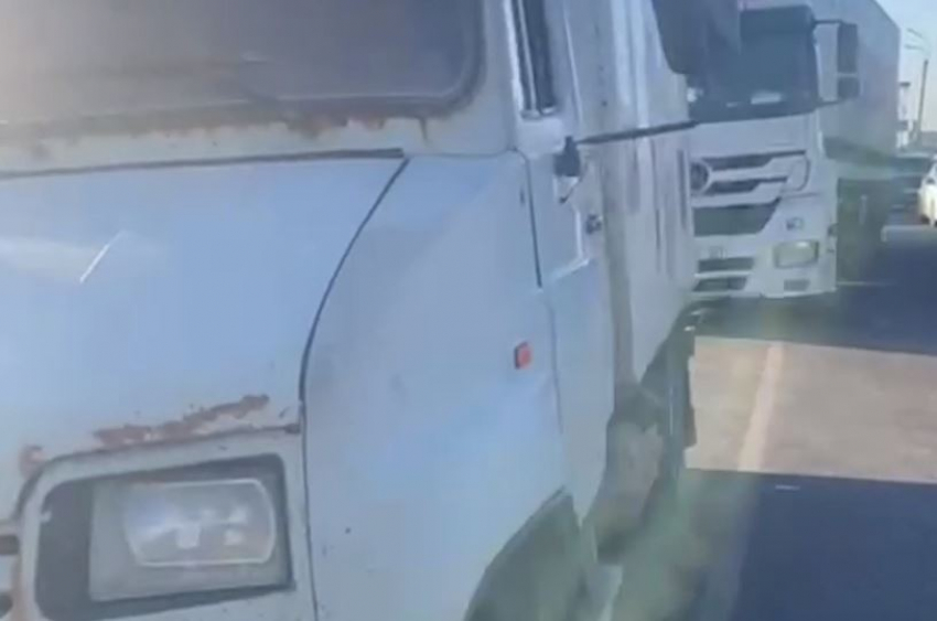 Полицейские остановили грузовик с веществом для взрывчатки, который въезжал в Волгоград (ВИДЕО)