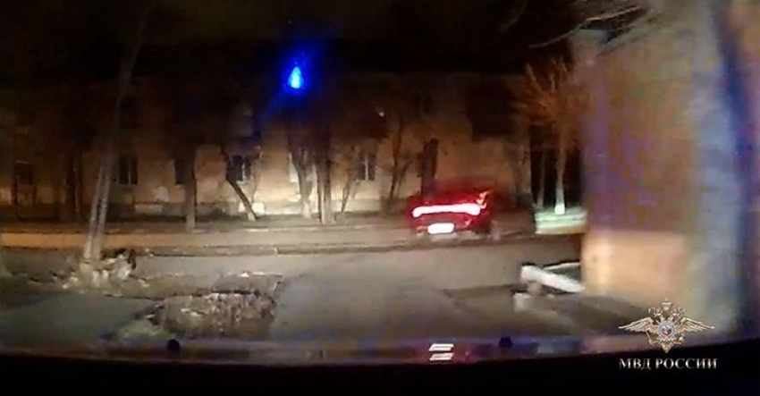 В погоне за 19-летним злоумышленником полицейским в Волгоградской области пришлось прицельно стрелять по колесам автомобиля (ВИДЕО)