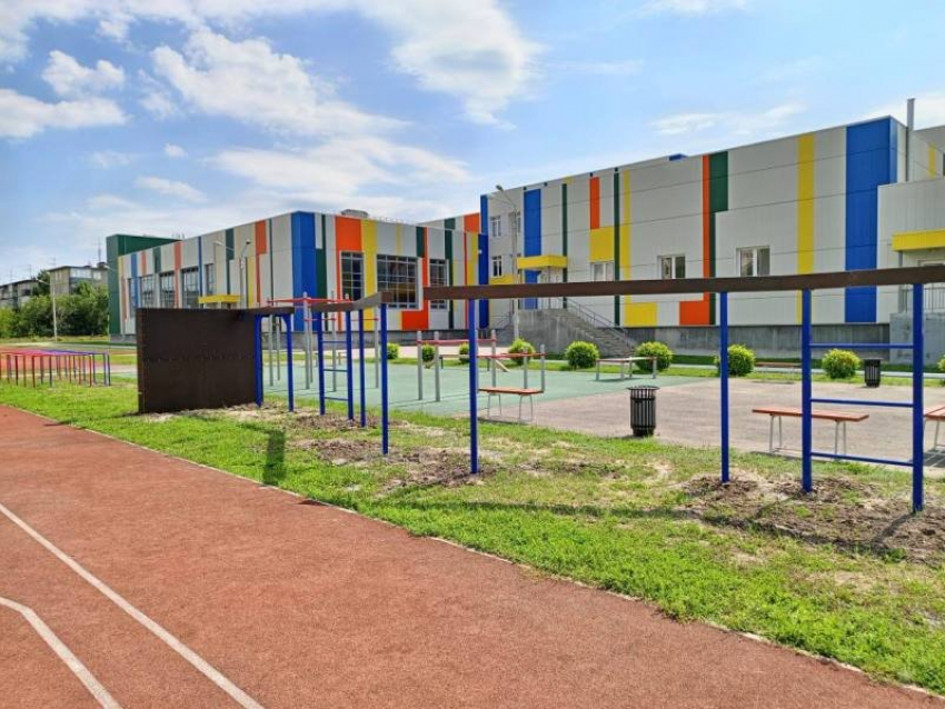В Камышине у новой школы №1 появилась площадка, которую «заказали» подростки по программе детского инициативного бюджетирования
