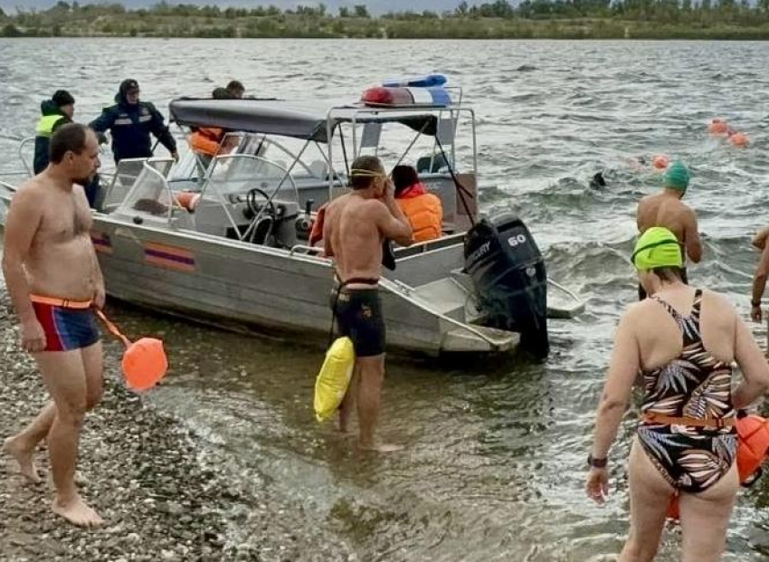 Волгоградские смельчаки переплыли Волгу, вода в реке - 19 градусов