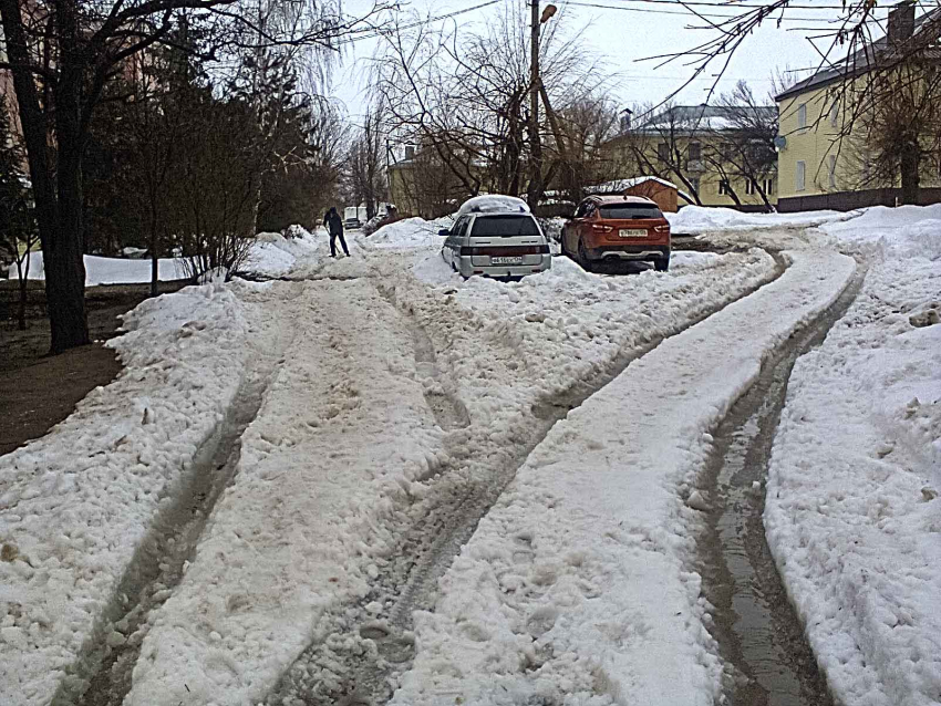 В Камышине трудятся 170 дворников и 7 единиц техники, но снег побеждает