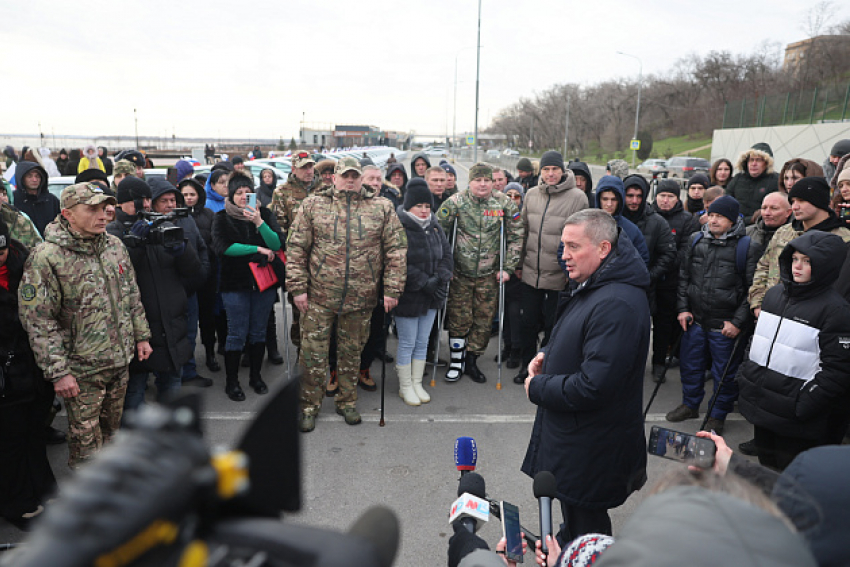 Андрей Бочаров передал новые автомобили с ручным управлением ветеранам боевых действий
