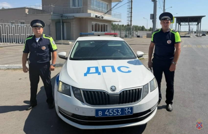 В дороге водителя прихватил приступ, и полицейские сели за руль его машины, а самого пациента домчали в стационар