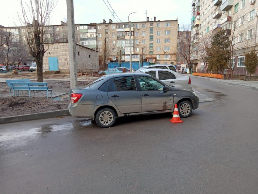 Полиция ищет водителя, который в Камышине на улице Некрасова ударил чужую «Ладу» и сбежал