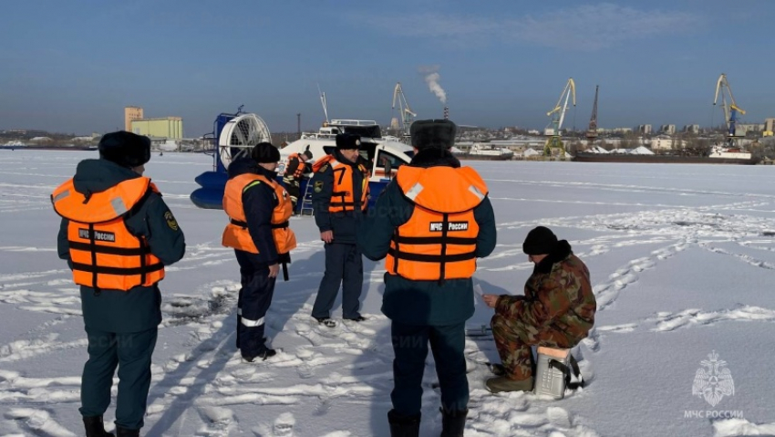 В Камышине спасатели объезжали на катере- «подушке» рыбаков и инструктировали их на льду
