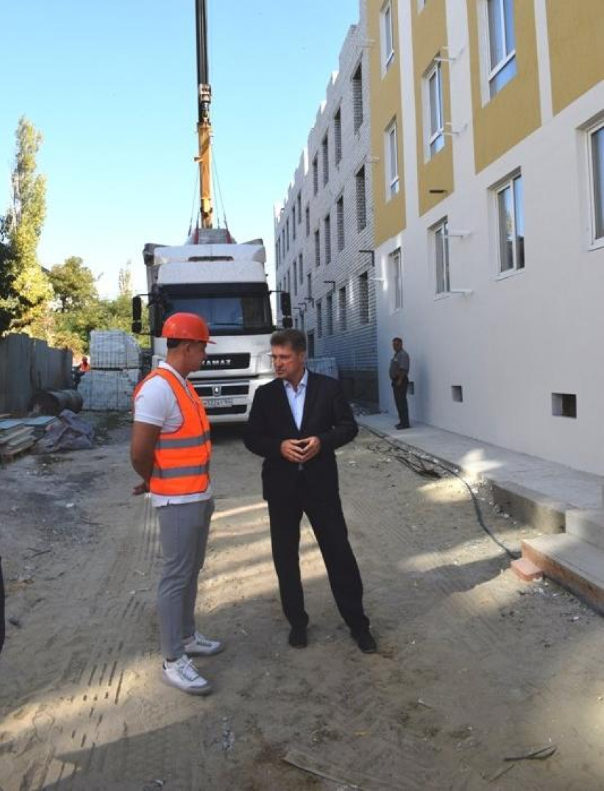 Администрация Камышина показала, как Станислав Зинченко инспектировал строительство нового дома для переселенцев из ветхого жилья
