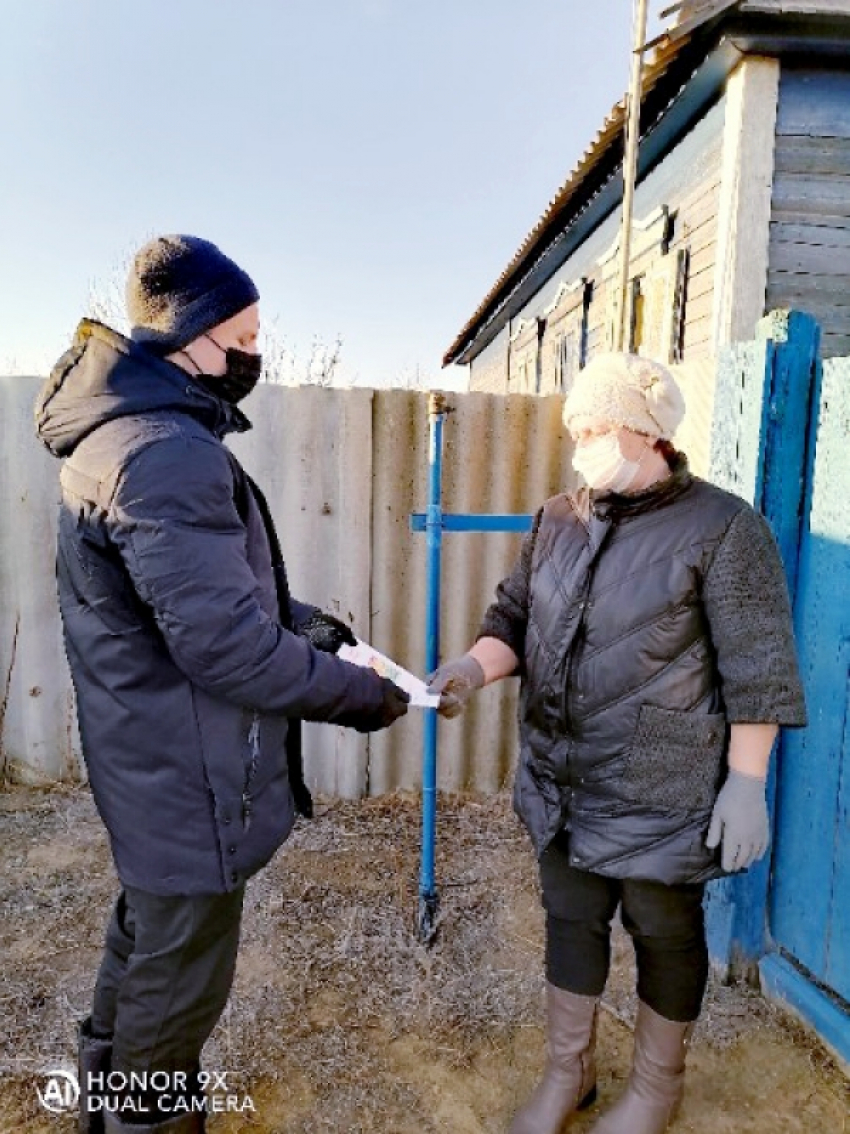 В селе Терновка Камышинского района волонтеры в мороз приносят лекарства пожилым жителям