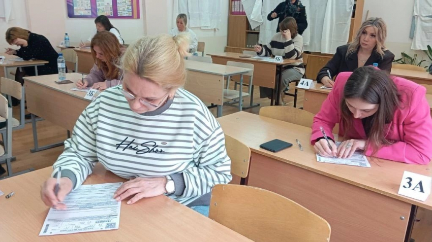 Мамы и папы камышинских старшеклассников попробовали сдать ЕГЭ и в двоечники не попали