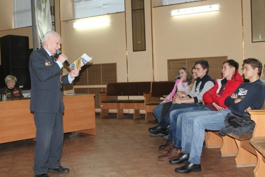 В Камышине в «Планете молодых» 94-летний  фронтовик-сталинградец устроил час поэзии для студентов