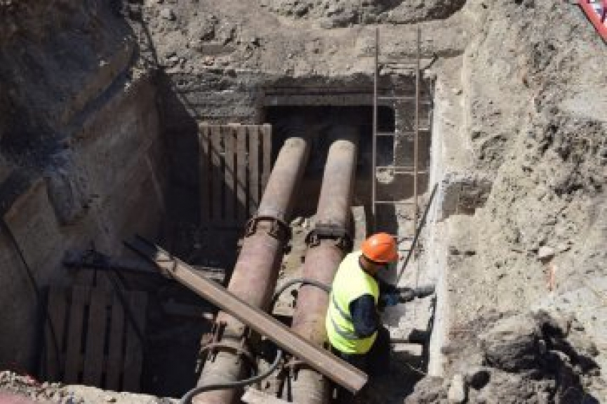 Вопреки обещаниям чиновников, из кранов горячей воды камышан сегодня ничего не потекло