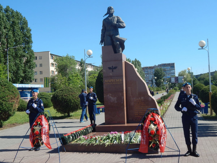 В Камышине у памятника легендарному земляку  летчику-асу Алексею Маресьеву  прозвучали залпы оружейного салюта