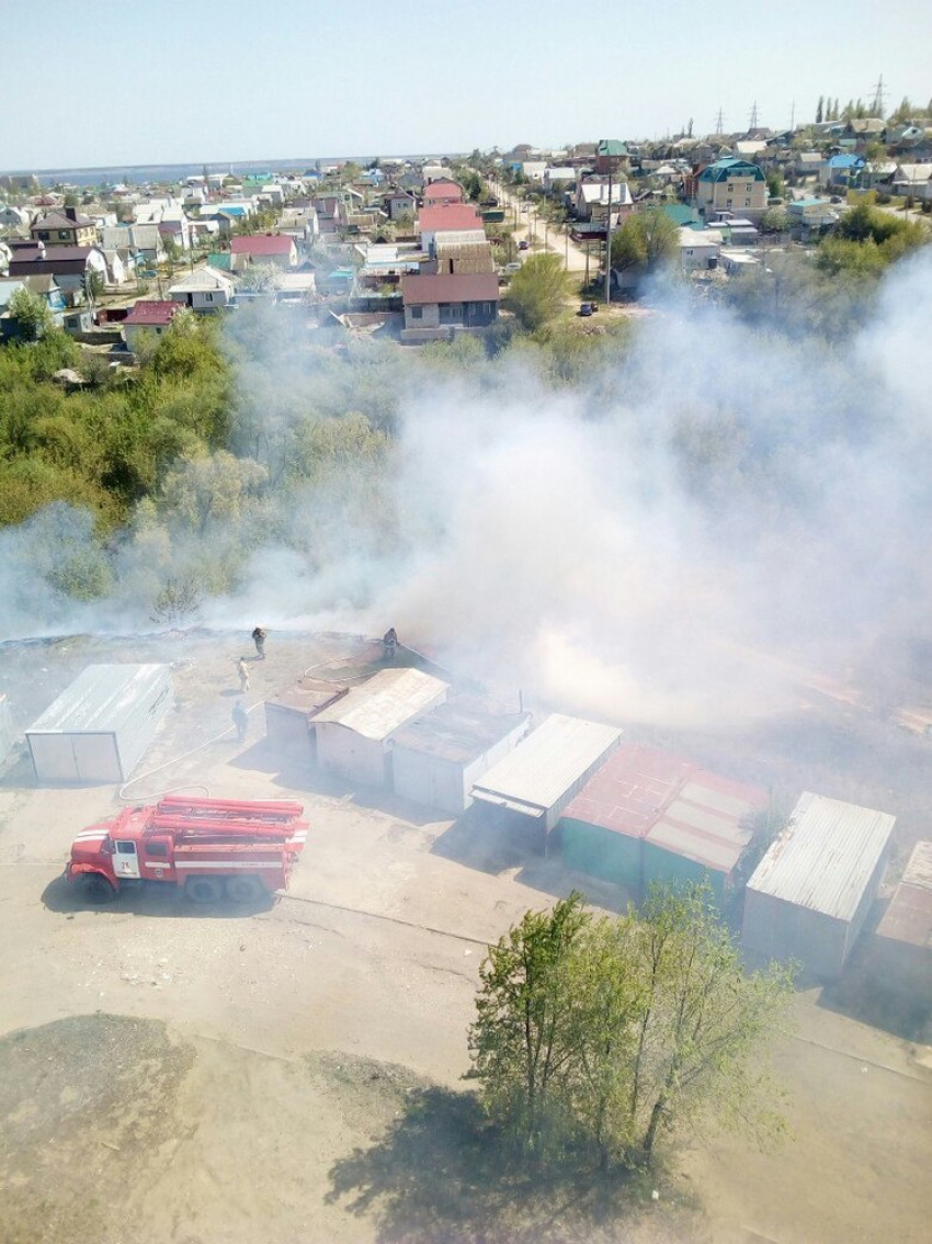 В Камышине на третьем городке в эти минуты тушат пожар