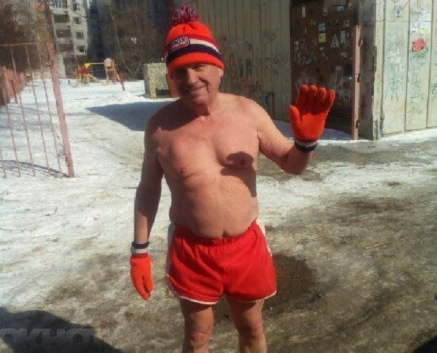 В Волгограде пенсионер в трусах взорвал интернет кроссом на 10-градусном морозе