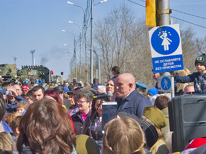 На перрон камышинского железнодорожного вокзала под восторги зрителей прибыл ретропоезд