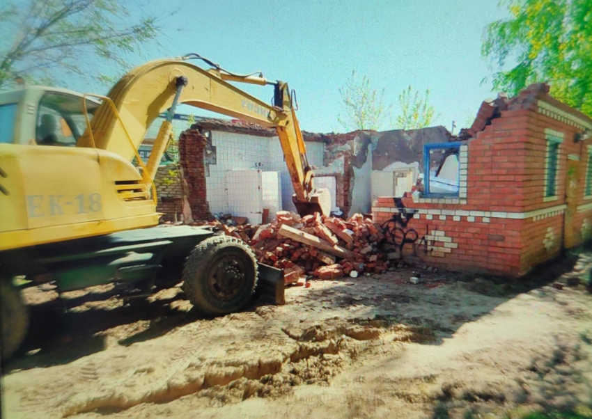 В Камышине перед Первомаем снесли общественный туалет в березовой роще у «Дружбы"
