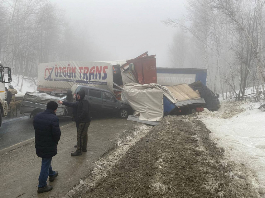 На трассе в Саратовской области случилось массовое ДТП: 15 человек пострадали из-за столкнувшихся 15-ти машин  (ВИДЕО)