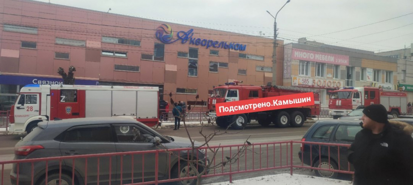 Из-за чего пожарные машины скопились у центрального рынка на улице Пролетарской в Камышине?