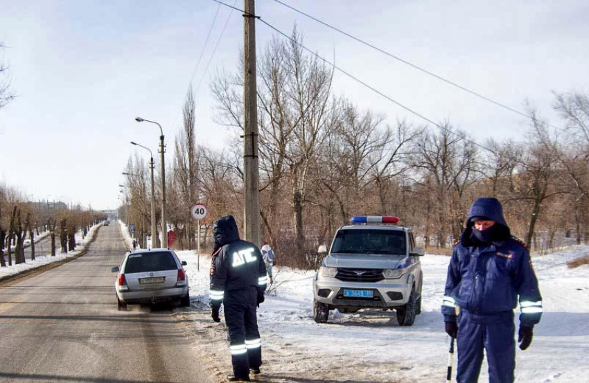 Госавтоинспекция Волгоградской области заявила, что мониторит обстановку на автодорогах, которую усложняют осадки