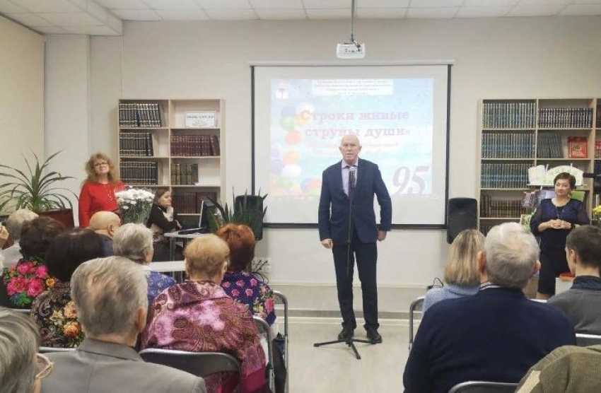 Камышинский спикер Владимир Пономарев прибыл с грамотами городской думы к литераторам