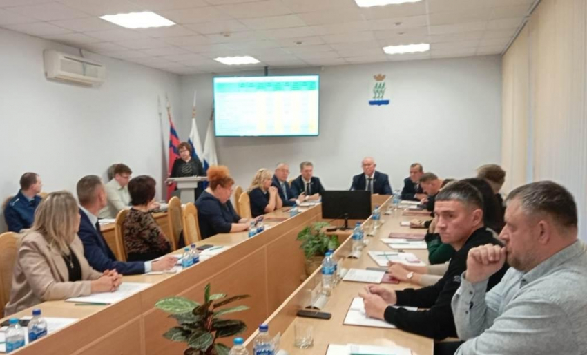 Депутаты Камышинской городской думы посовещались и решили, что «дуть» дефицит бюджета дальше некуда