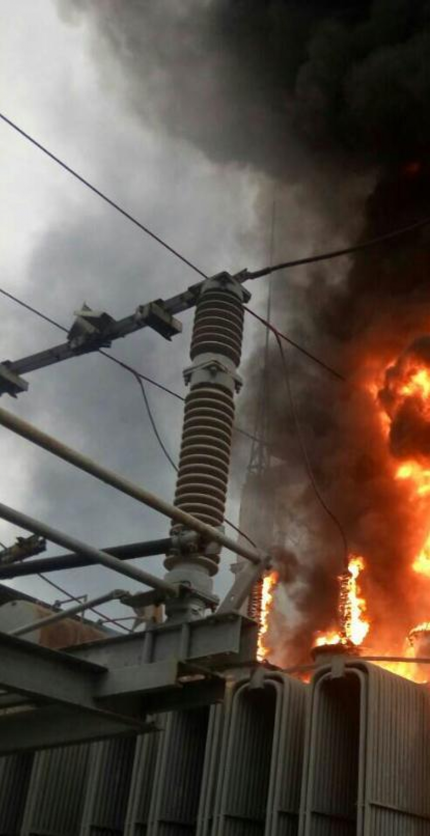 В Камышине в поселке Нефтебазы произошло возгорание в трансформаторной будке
