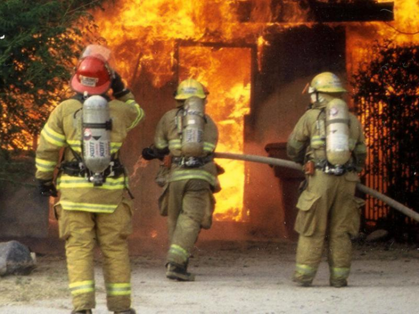 В Камышинском районе сгорел дом и заброшенное здание