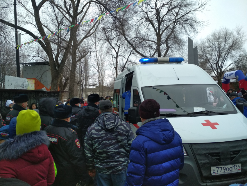 В парке Камышина во время празднования Масленицы стало плохо мужчине