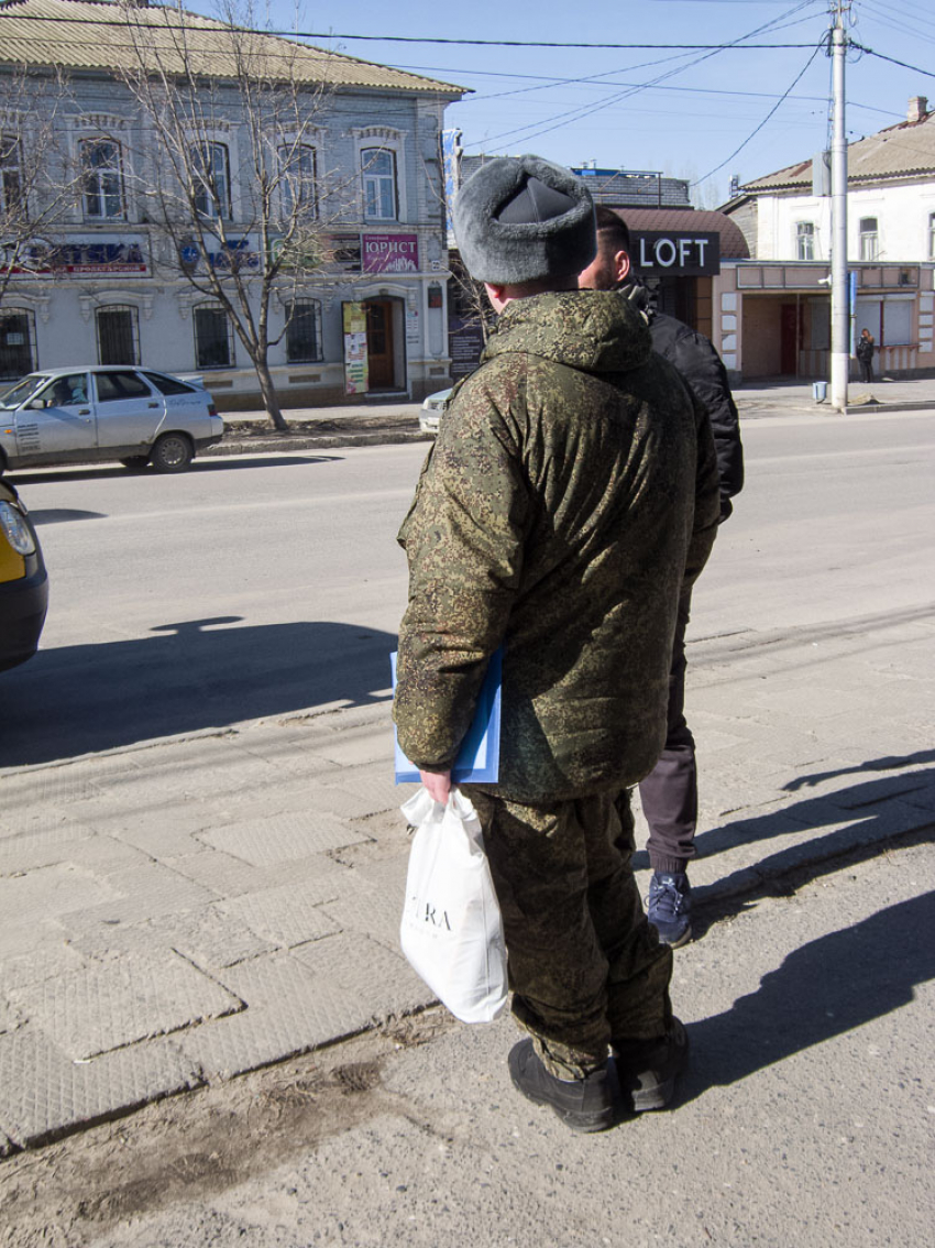 Молодых мужчин в Камышине и Камышинском районе усиленно агитируют служить по контракту в СВО 