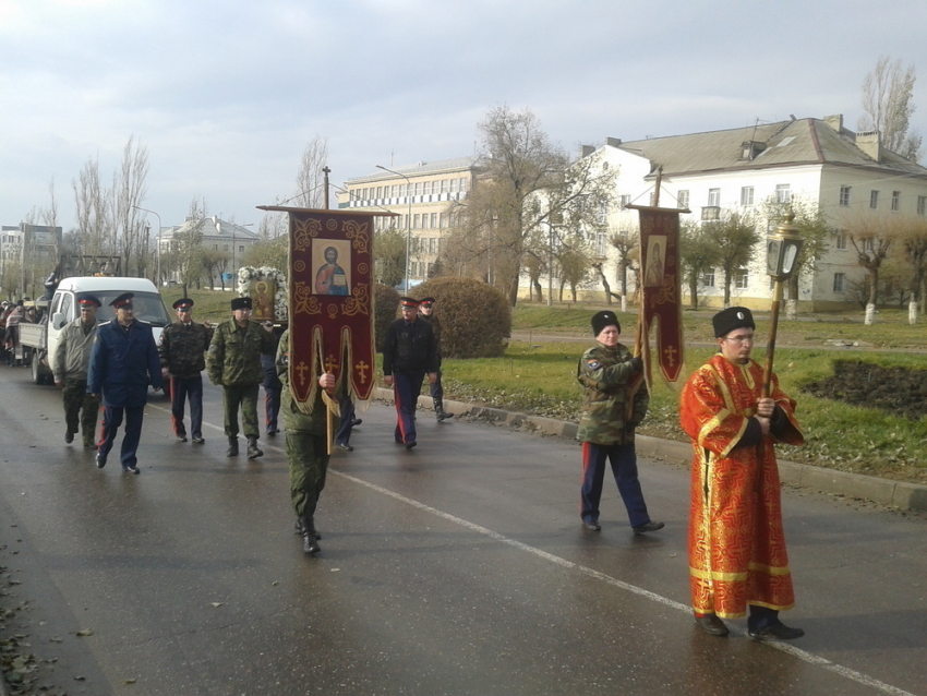 Крестный ход в Камышине возвел в ранг курьеза памятник святому на Комсомольской площади 