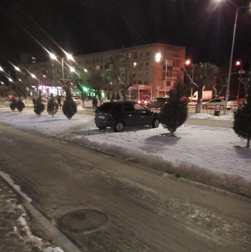 Камышане в соцсетях пристыдили «красавца", запарковавшегося на газоне на улице Ленина