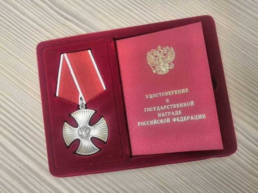 В Камышине ордена погибших героев СВО со слезами и гордостью приняли их родные