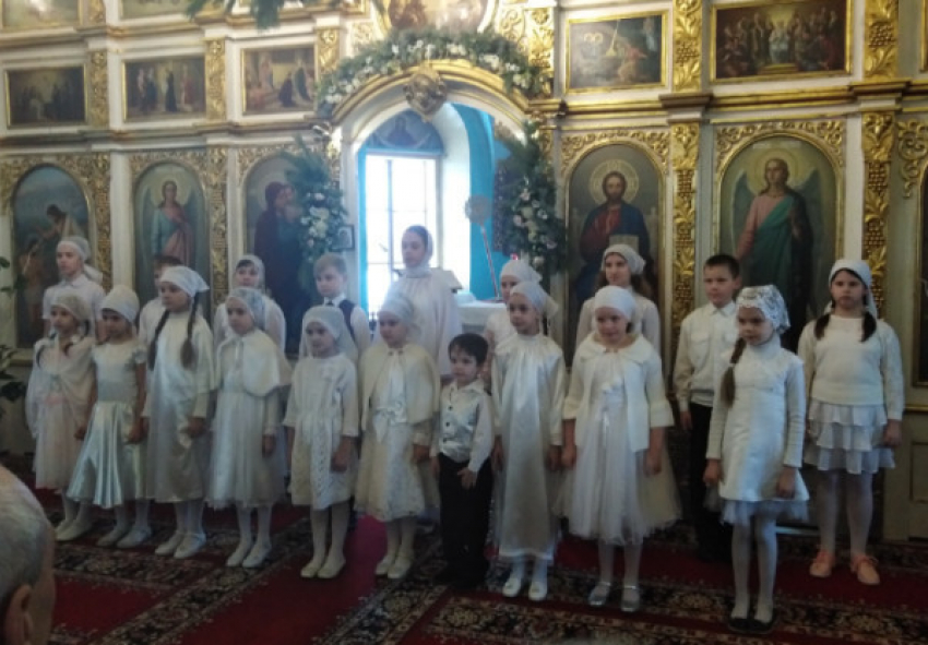 В Никольском соборе Камышина перед алтарем Рождественские песнопения исполнил детский хор