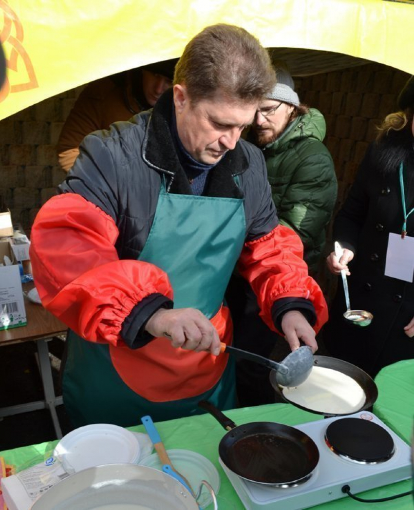 Камышане выложили в сеть фото главы администрации города Станислава Зинченко, пекущего блины на Масленице в парке