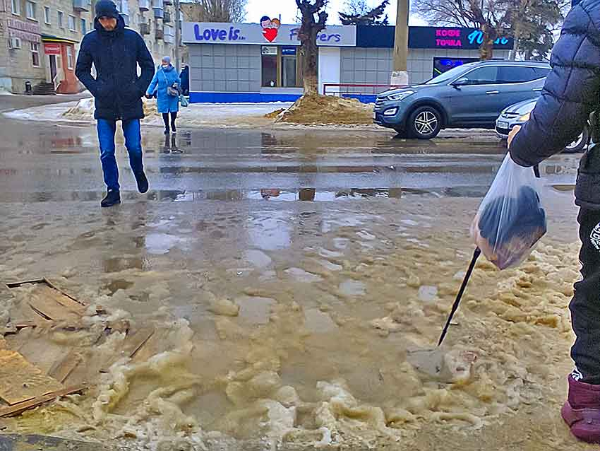 В Камышине на улице Ленина образовались снежно-ледовые озера, с которыми у пешеходных переходов не справляются мостки