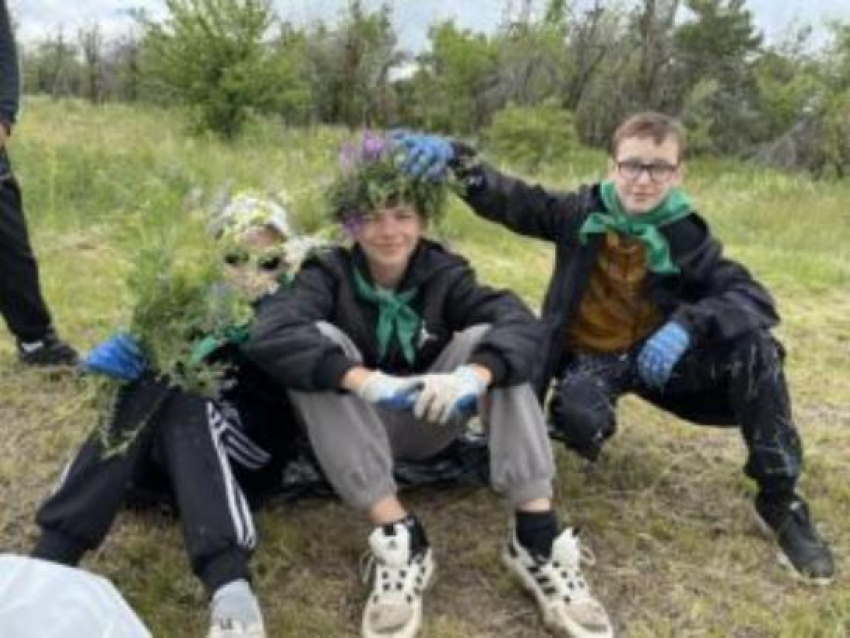 Школьники из глубинки Камышинского района организовали экологический десант